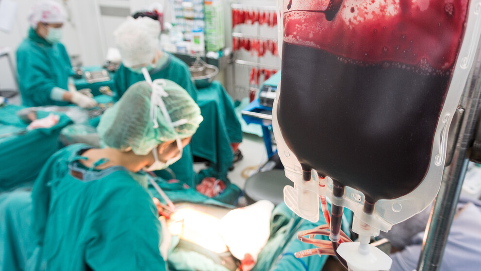 Bluttransfusion: Blutprodukt wird bei einer Operation verwendet