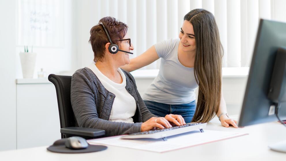 Mitarbeiterinnen im Büro helfen bei Fragen und sind der Kontakt des Blutspendedienstes