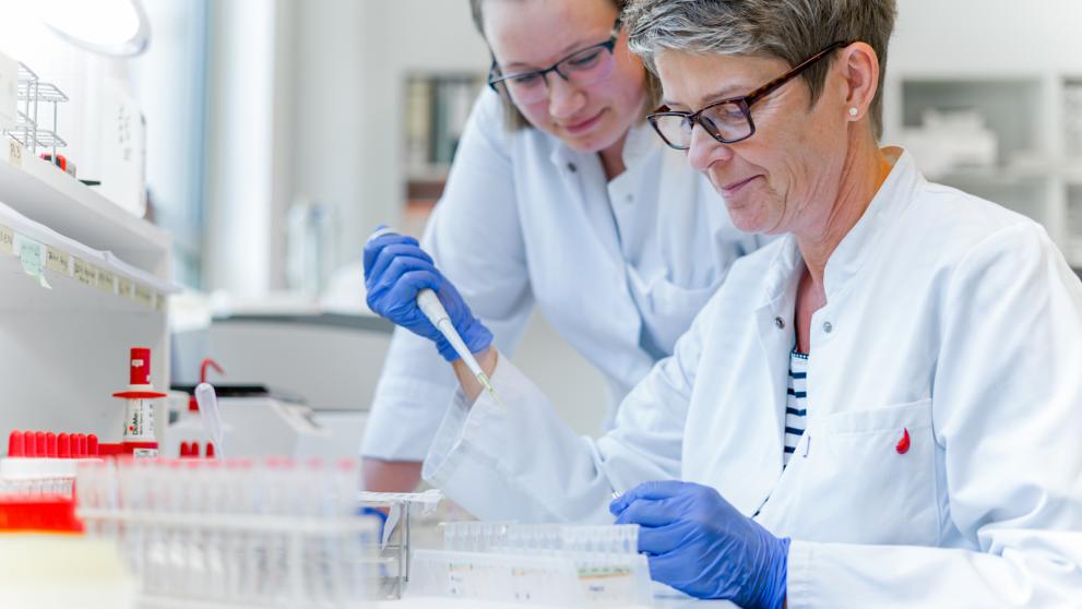 Sicherheit von Blutprodukten: Labor-Mitarbeiter prüfen die Blutproben