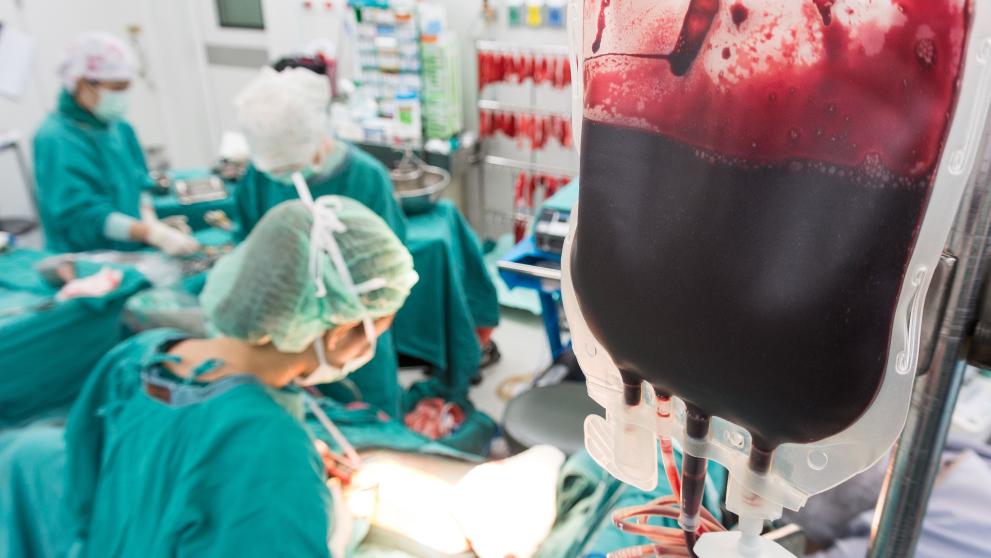 Bluttransfusion: Blutprodukt wird bei einer Operation verwendet