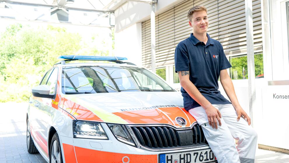 Ein Job beim Blutspendedienst: Mitarbeiter beim DRK NSTOB vor dem Blutkonserven-Eildienst