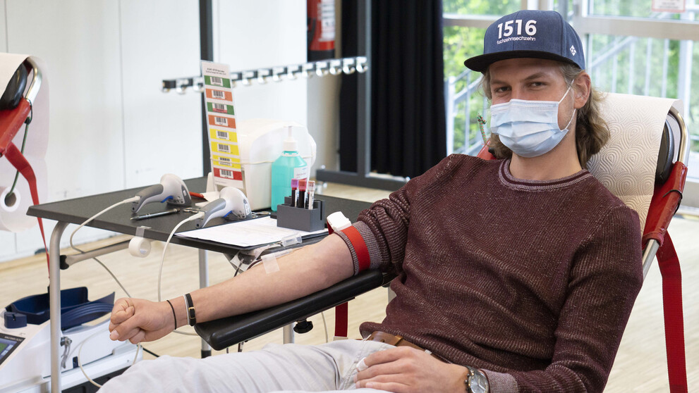 Blutspendetermin: Blutspender spendet in Corona-Zeiten unter besonderen Hygiene- und Sicherheitsmaßnahmen Blut
