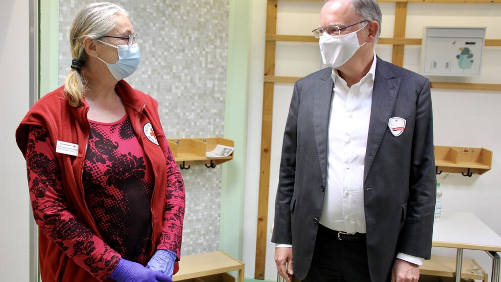 Ministerpräsident Stephan Weil spendet Blut beim DRK