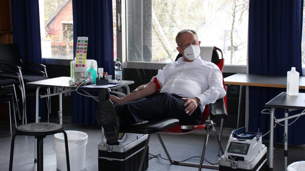Ministerpräsident von Niedersachsen, Stephan Weil, spendet Blut beim DRK
