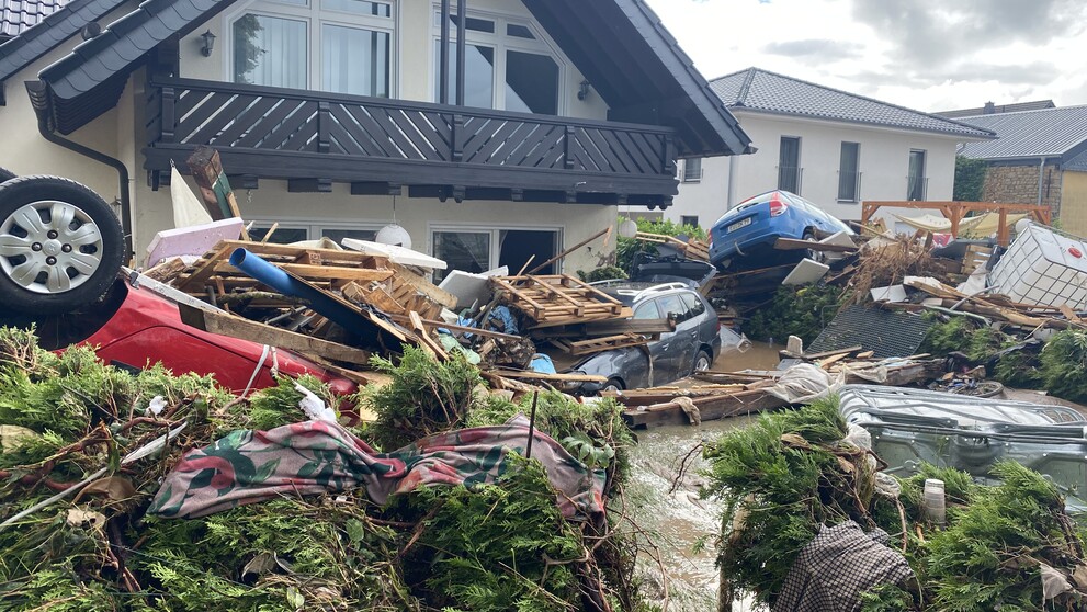 Die Flutkatastrophe hat in NRW und Rheinland-Pfalz schwäre Schäden an Wohnhäusern und Infrastruktur angerichtet