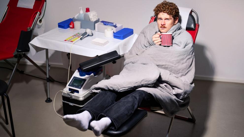 Kranke Person auf Spendeliege