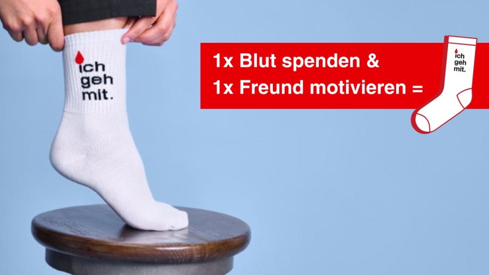 Socken auf Stuhl gehalten von Händen