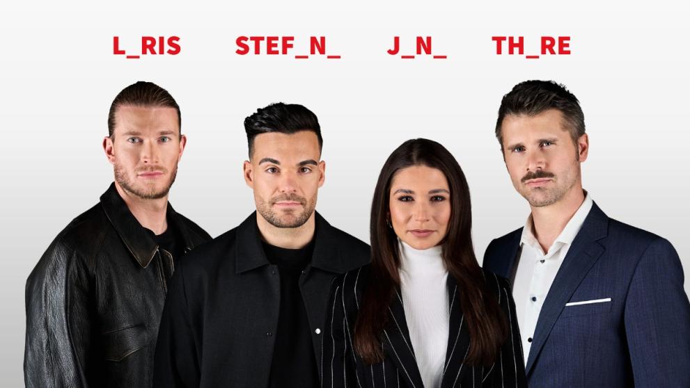 Vier Prominente, die in einer Reihe stehen. 