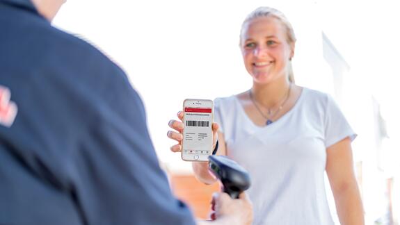 Services für Blutspender: Mitarbeiter scannt digitalen Blutspendeausweis einer Spenderin