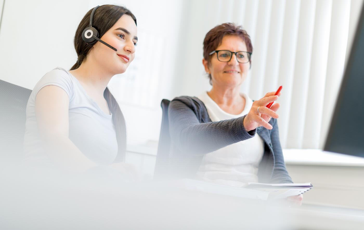 Ausbildung beim Blutspendedienst: 2 Mitarbeiterinnen sichten die Bewerbungen