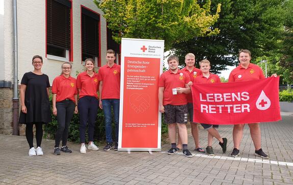 Ehrenamtliche Helfer beim Blutspendedienst als Deutsche Rote Erstspender-Paten