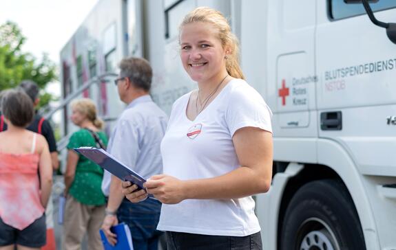 Spende-Check: Spenderin füllt Fragebogen zur Überprüfung der Spendekriterien aus