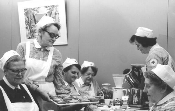 Imbissvorbereitung: Mitarbeiterinnen bereiten das Spenderbuffet vor