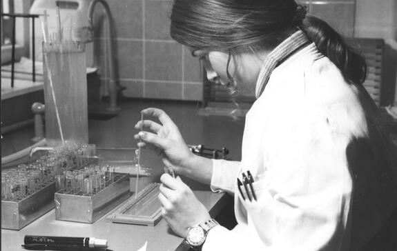 Laboruntersuchungen: Mitarbeiterin untersucht Blutproben