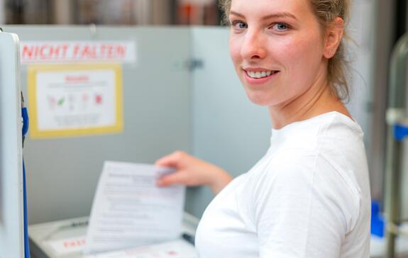 Potenzielle Spenderin muss vor der ersten Blutspende einen Fragebogen ausfüllen