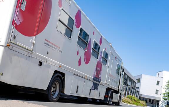 Blutspendemobil des Blutspendedienstes NSTOB für mobile Blutentnahmen
