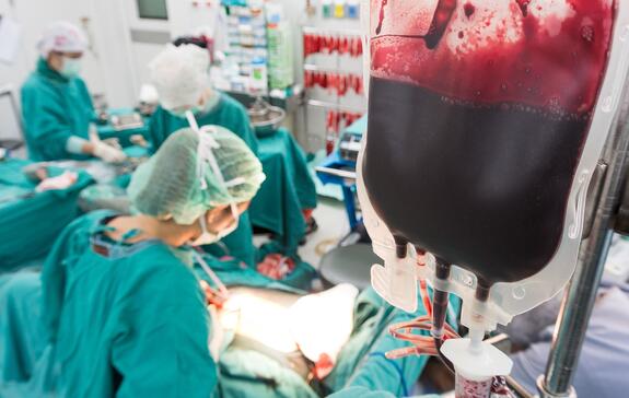 Bluttransfusion: Blutprodukt wird bei einer Operation verwendet