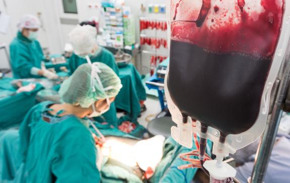 Bluttransfusion: Blutprodukt wird bei einer Operation verwendet