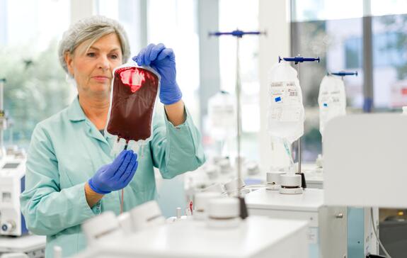 Mitarbeiterin im Labor bei derProduktion von Blutpräparaten