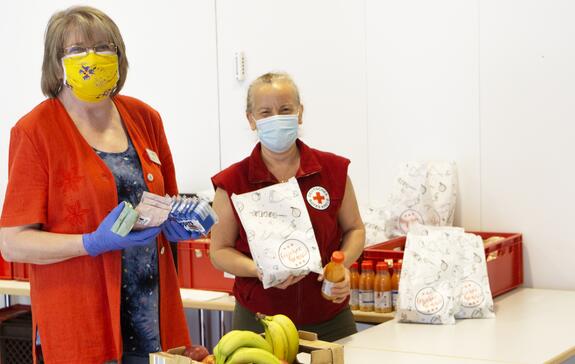 Ehrenamtliche geben Lunchpakete an Blutspender aus