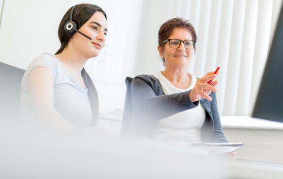 Ausbildung beim Blutspendedienst: 2 Mitarbeiterinnen sichten die Bewerbungen