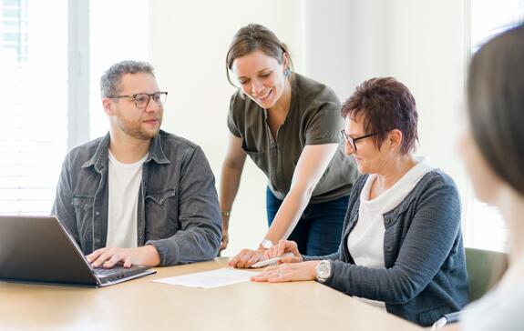 Ausbildung zum Industriekaufmann: Mitarbeiter des DRK NSTOB im Büro