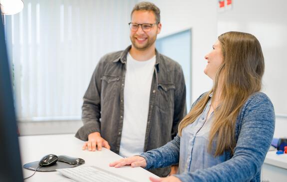 Mitarbeiterentwicklung: Mitarbeiter des DRK NSTOB im Büro