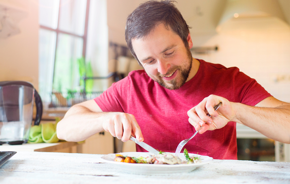 Viel essen und trinken vor der Blutspende ist wichtig, damit dein Körper sich schnell wieder erholen kann.