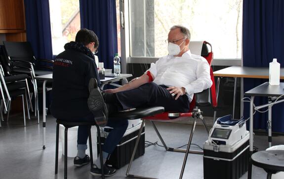 Ministerpräsident von Niedersachsen, Stephan Weil, spendet Blut beim DRK