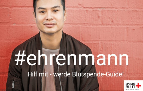 Ein junger Mann ist vor einer roten Wand zu sehen mit dem Hashtag #ehrenmann und der Beschriftung "Hilf mit - werde Blutspende-Guide!"