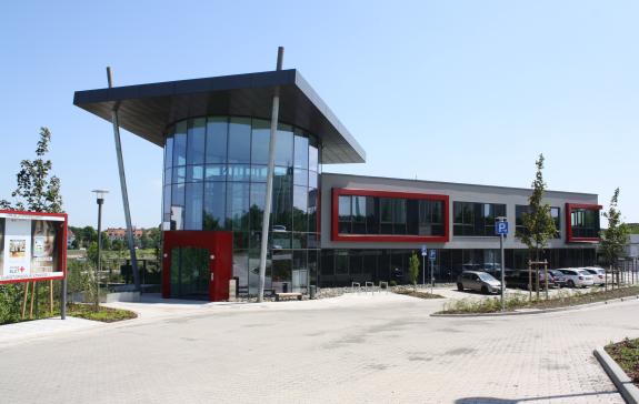 Das Bild zeigt das Institut Erfurt in der Außenansicht mit Parkplatz