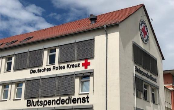 Das Bild zeit den Entnahmestandort Neubrandenburg von außen mit der Aufschrift "Deutsches Rotes Kreuz" und "Blutspendedienst"