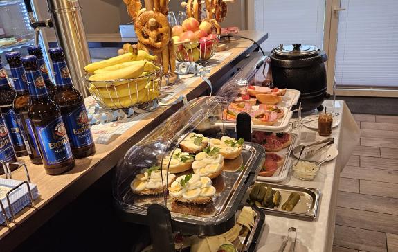 Zu sehen ist ein umfangreiches bayrisches Buffet