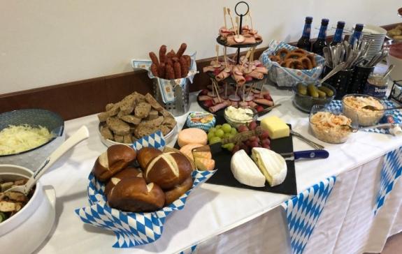 Zu sehen ist ein umfangreiches bayrisches Buffet