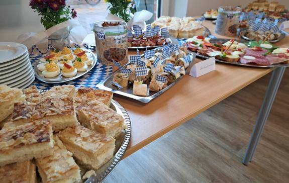 Zu sehen ist ein bayrisches Buffet mit Kuchen und Herzhaftem