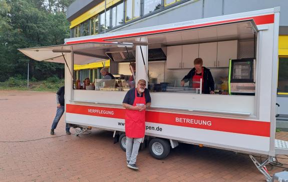 Zu sehen ist ein Foodtruck vom DRK Dörpen