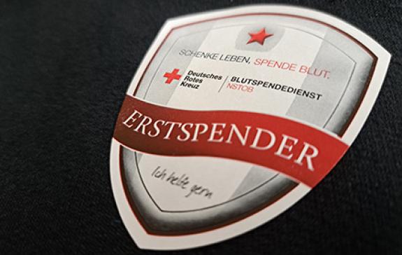 Erstspender-Aufkleber auf schwarzem Pullover