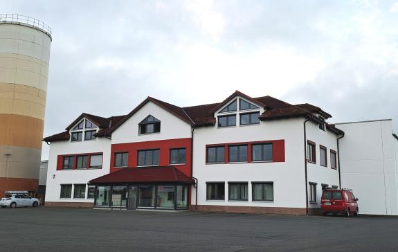 Das Bild zeigt das Gebäude in Serba von außen.