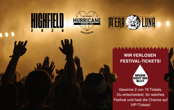 Eine Festival-Crowd vor einer Bühne, die die Hände in den Himmel hält.