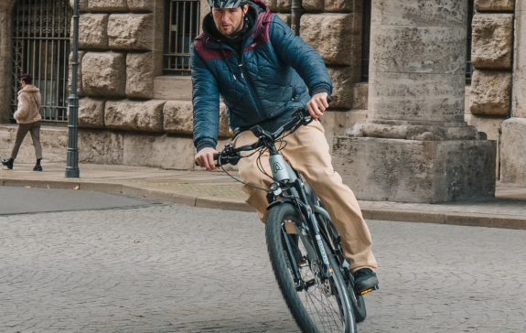 Ein Mann mit einem City-Rad in der Stadt.