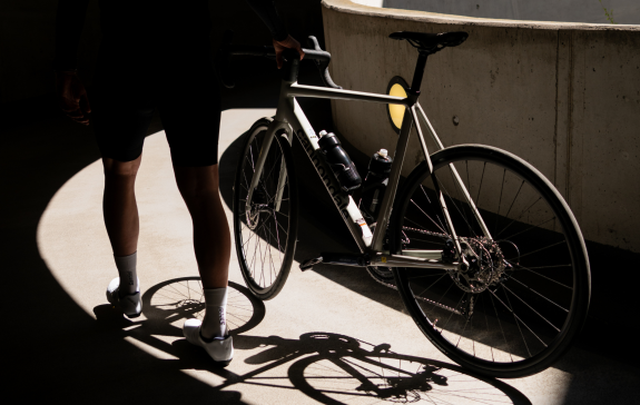 Ein Mann mit einem Rennrad. 